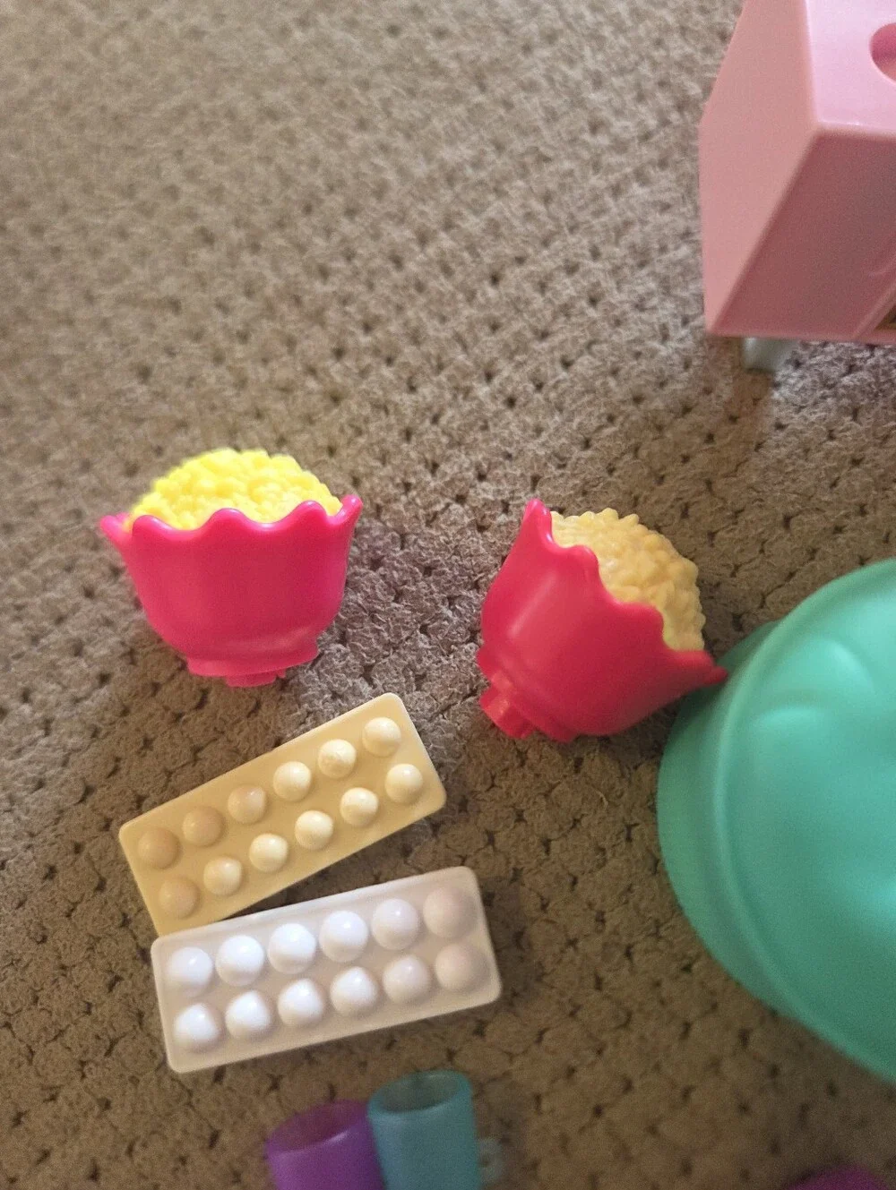 Barbie 29 piece lot of playset accessories for bathroom livingroom/dorm kitchen